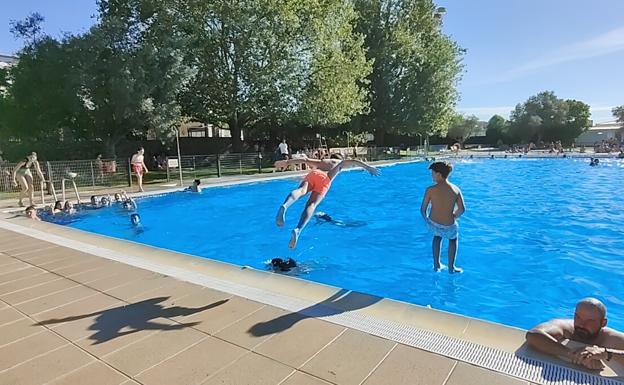 La piscina municipal recibe a más de 1.000 bañistas durante los 4 primeros días