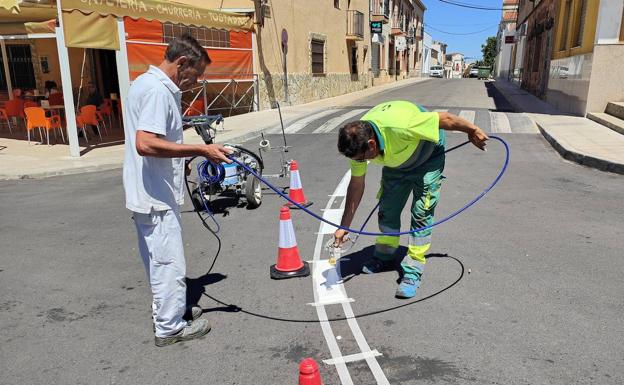 Se pinta la señalética en el Llano del Lagar