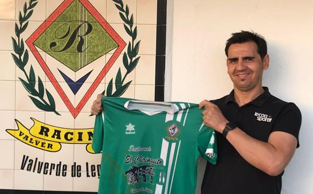 Alfredo Soriano, entrenador del Racing Valverdeño: «Intentaremos ganarnos a la afición con trabajo y valores deportivos»