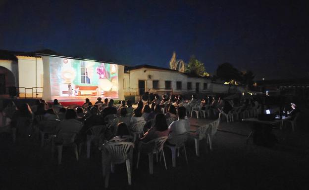 Más de 60 personas disfrutan de la primera sesión del cine de verano