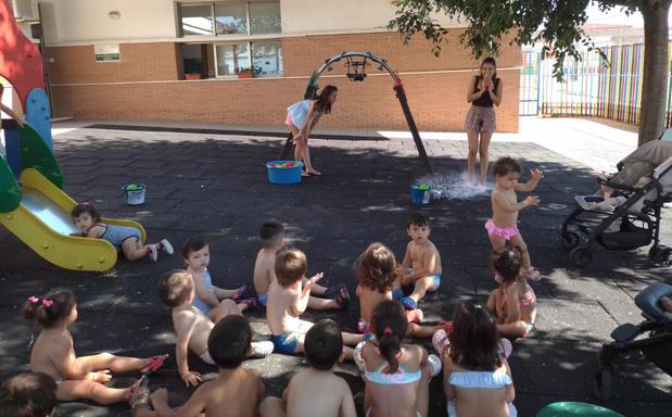 En la guardería municipal se refrescan con la fiesta del agua