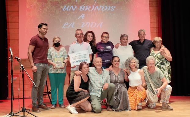 La venta del libro 'De los bailes de salón al botellón' de Pedro Jesús recauda unos 2.000 € para la lucha contra el cáncer