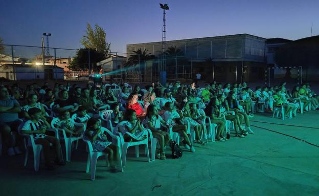 Más de 120 personas disfrutan de la última sesión del cine de verano