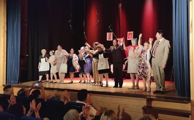 Un bautizo, dos familias, un secuestro, y muchas risas en la nueva obra del grupo adulto de teatro, 'Bautizo con sorpresa'