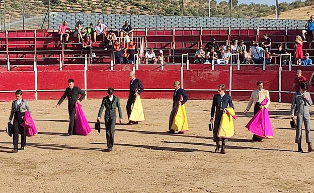 La feria acogió una clase práctica para cuatro alumnos de la Escuela de Tauromaquia de la Diputación de Badajoz