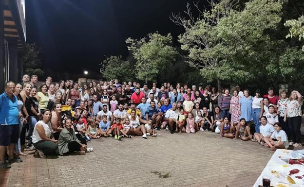 Los participantes en la 'Fuga de la Diabla' disfrutan de la fiesta de colaboradores