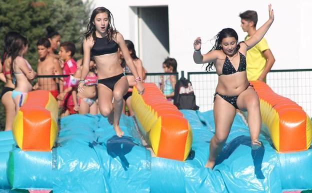Esta tarde, hinchables y colchonetas en la piscina municipal