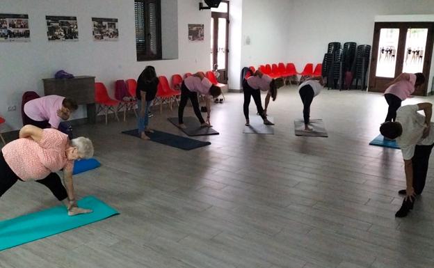 Los beneficios de practicar yoga en personas con cáncer y otras enfermedades