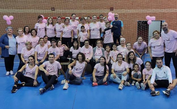 La lluvia no impide una tarde muy deportiva y reivindicativa contra el cáncer de mama