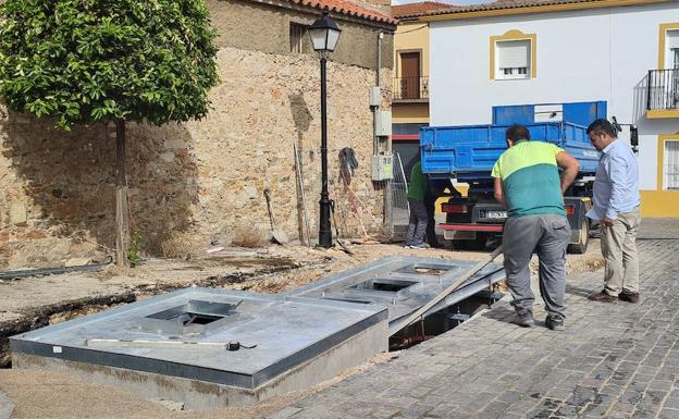 Avanzan los trabajos para la instalación de contenedores soterrados en la plaza Luis Chamizo