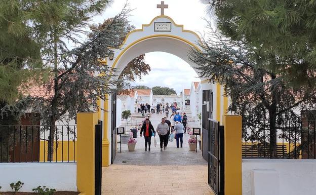 El cementerio recibe la visita de cientos de personas