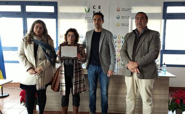 El ayuntamiento hace un reconocimiento a la valverdeña Nati Gallardo
