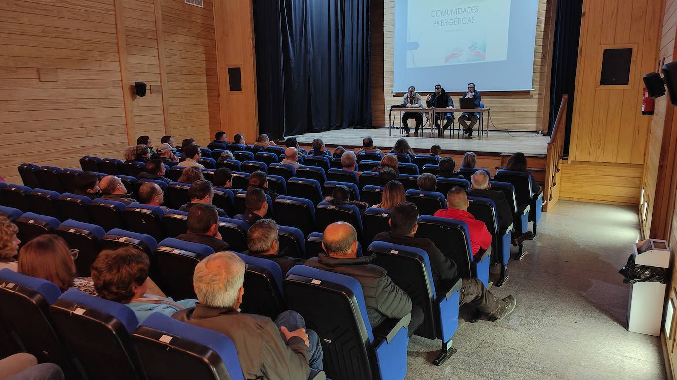 Alrededor de un centenar de vecinos se informan sobre la Comunidad Energética Local