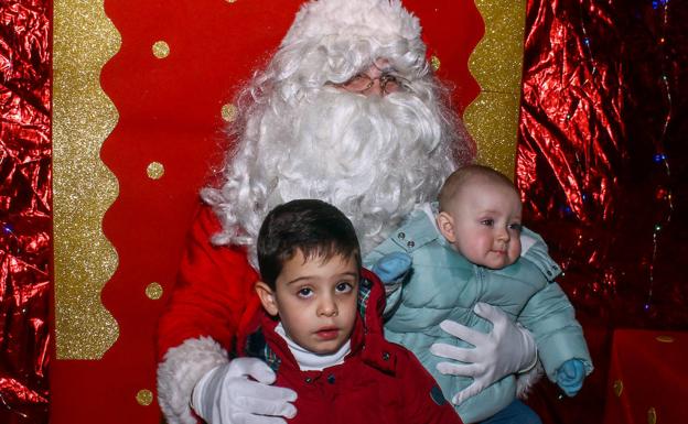 Papá Noel repartió mucha ilusión entre los más pequeños