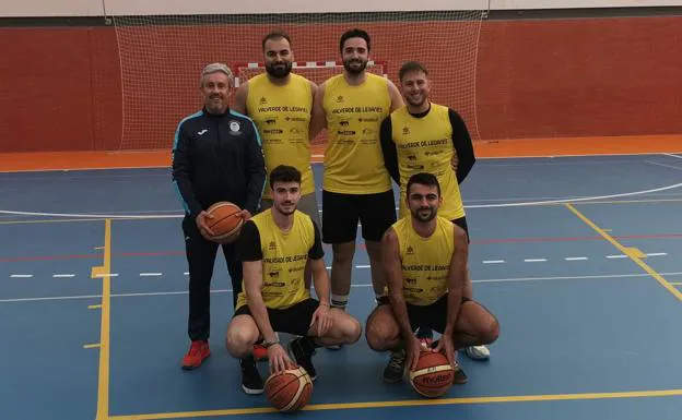 Varios valverdeños participan en un torneo solidario de baloncesto en Torre de Miguel Sesmero