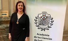 Mariana Martínez Álvarez recibe la medalla a los Académicos de Número