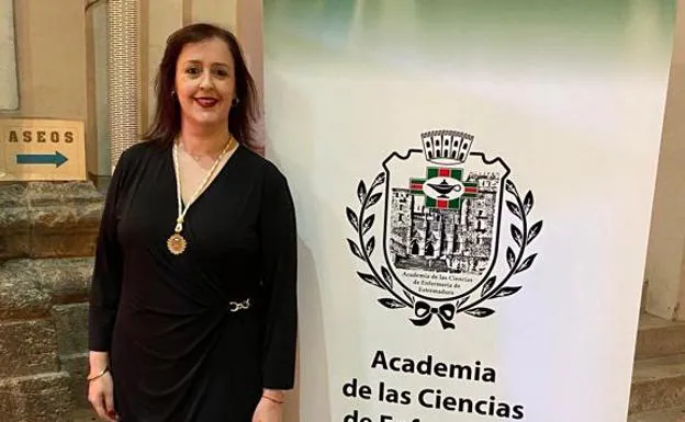 Mariana Martínez Álvarez recibe la medalla a los Académicos de Número