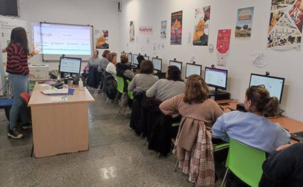 Las valverdeñas impulsan su perfil digital para mejorar las oportunidades de empleo