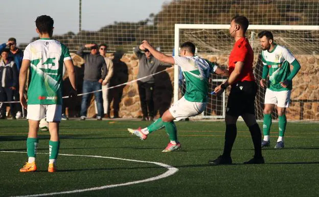 Borja Romero lanza a portería para conseguir el empate a tres en el marcador/Fernando Negrete Sosa