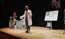 Los escolares disfrutan de la obra teatral 'Pequeños Cerebros'