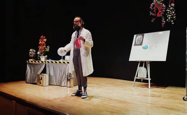 Los escolares disfrutan de la obra teatral 'Pequeños Cerebros'
