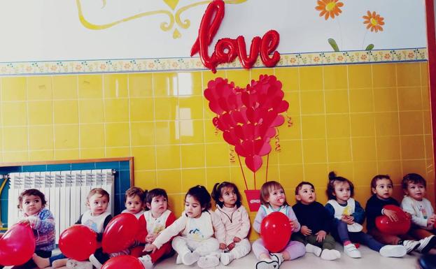 Los pequeños de la guardería celebran el Día de San Valentín