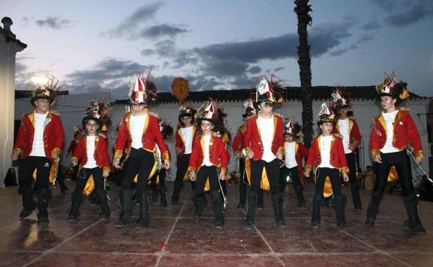 Kiwahira triunfa en el concurso de comparsas y Los Escusaos en el de murgas