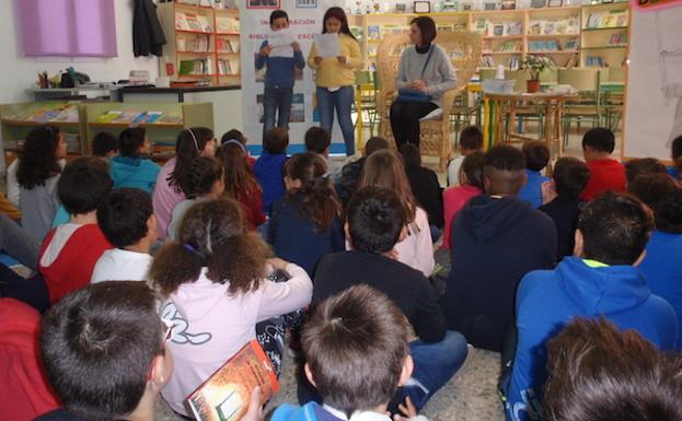 Se inaugura en el CEIP Rodríguez Cruz su nueva biblioteca con un encuentro con la escritora Beatriz Osés