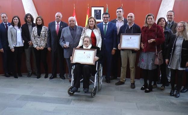 Colectivos vecinales, Dolores Banca Morenas y Don Serapio reciben sendos reconocientos en el Día de Villafranca
