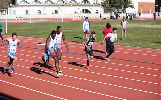 4 mínimas y 18 marcas personales en la primera competición de pista en Extremadura