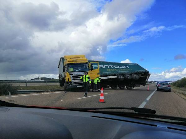 Camión averiado en la A 66 cerca de Villafranca de los Barros a la espera de la grúa para retirarlo