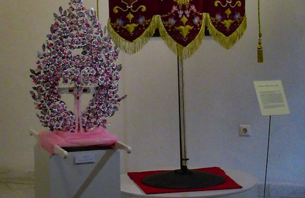 La pieza del mes del MUVI es un estandarte de la Hermandad de la Santa Cruz de Feria