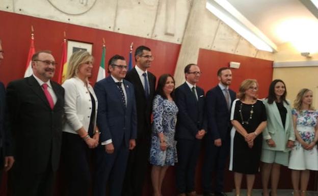 Cayetano Polo, portavoz de Ciudadanos Extremadura, acompañó ayer a José Manuel Rama en su acto de investidura como nuevo alcalde de Villafranca