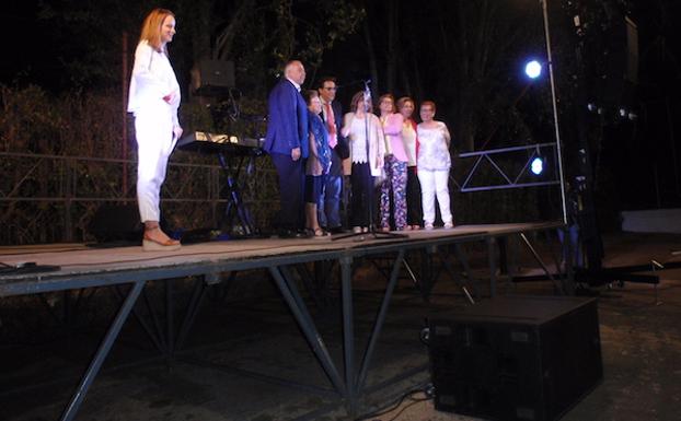 Ropero se despide de los mayores durante la cena de convivencia, en presencia del consejero Vergeles