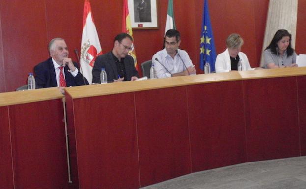 La corporación municipal dispondrá de cinco liberados y dos concejales de confianza