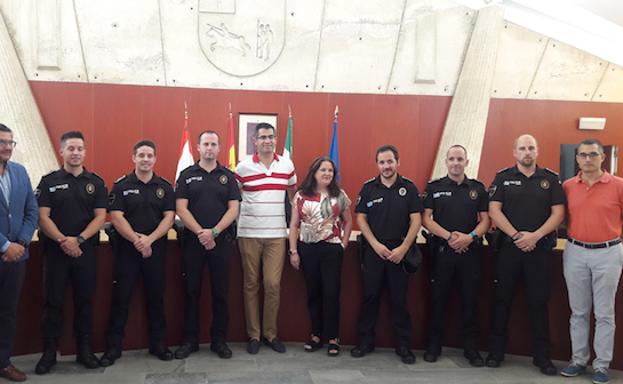 Cinco nuevos agentes de la policía local tomaron posesión de sus cargos