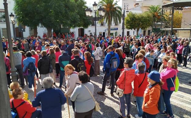Cientos de personas homenajean a Antonio Ortiz y participan en la marcha senderista 'Camina con esperanza de vida'