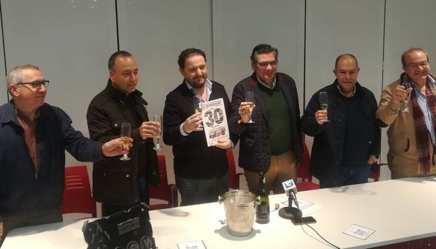 La asociación de empresarios de Villafranca presenta la revista 'El emprendedor Tierra de Barros' coincidiendo con su 30 aniversario