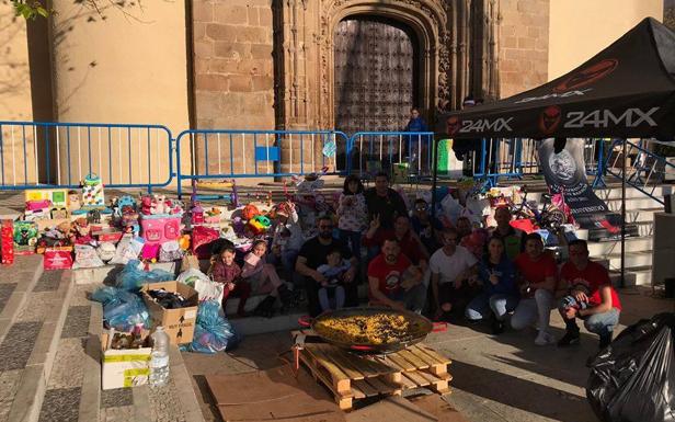 Los domingueros moteros consiguen cientos de regalos para pequeños con pocos recursos de la localidad