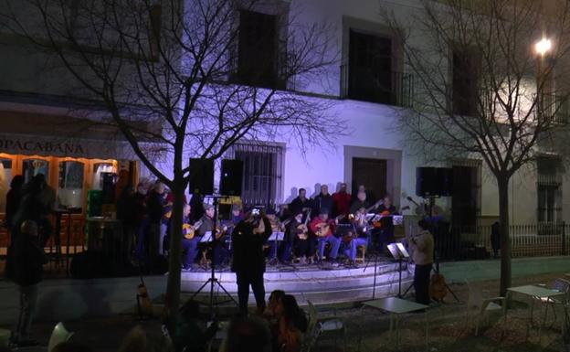 Éxito de público en la tradicional 'merendilla' que organizó el barrio de la Coronada