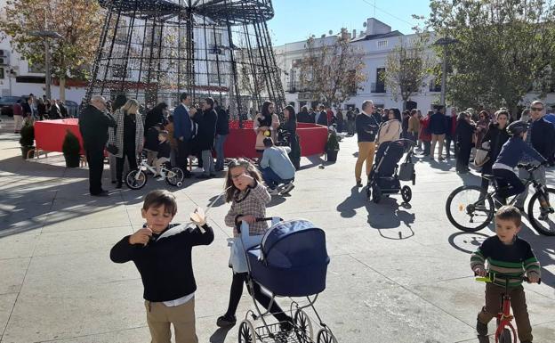 Los pequeños estrenan sus juguetes de Reyes en la plaza del Corazón de María