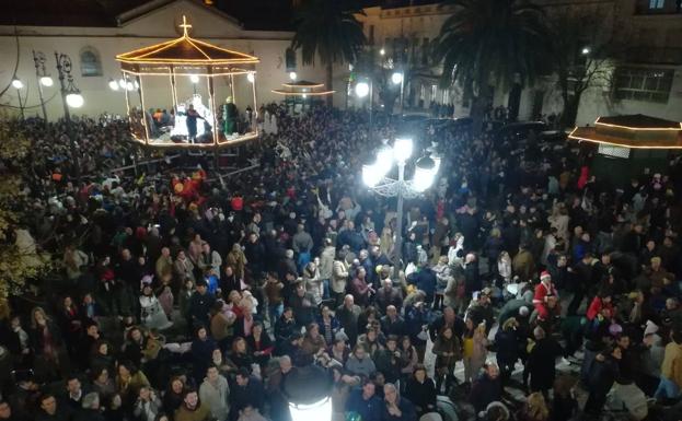 Centenares de personas abarrotan Villafranca en la visita de Sus Majestades de Oriente