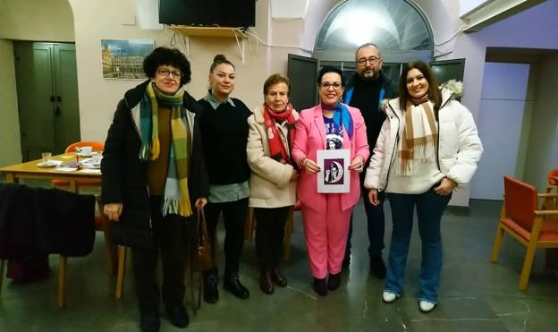El diseño feminista de Esther Martín será la imagen de las próximas camisetas de la asociación de Mujeres 'María Flores'