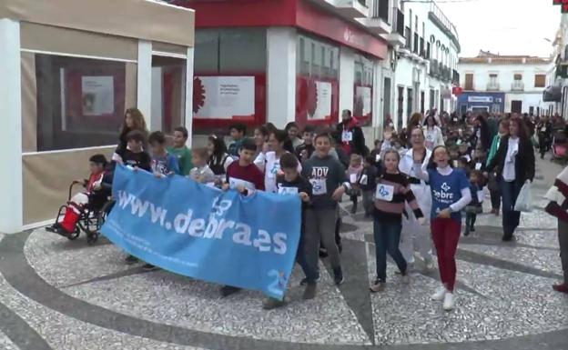 El colegio Santa María Coronada realizó una «marcha solidaria» para ayudar a los enfermos con piel de mariposa