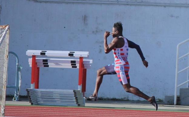 Tijan Keita bate el récord de Gambia en 200 metros en pista cubierta