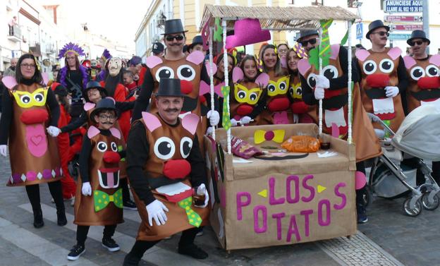 Un multitudinario desfile llenó de ritmo y color las calles de Villafranca