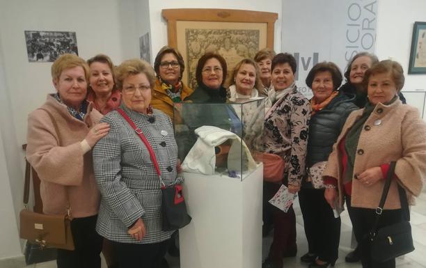 Inaugurada la exposición «De oficio bordadora» en el MUVI