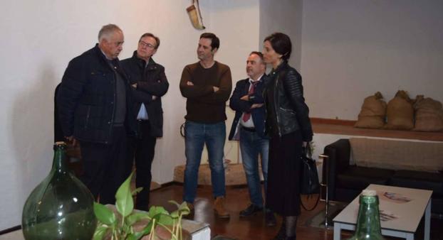 Nuria Flores visita el Albergue de Turismo de Villafranca