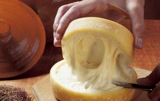 Dos primeros premios para la Torta de Barros en el Concurso de Quesos Artesanos de Santiponce