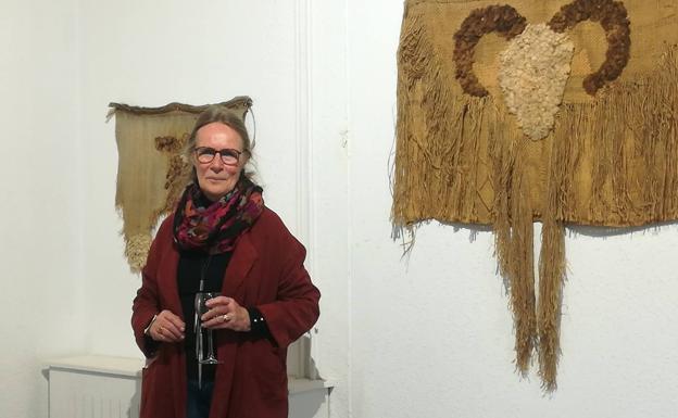 Lucía Beijlsmit expone una selección de trabajos basados en piedras y en lana sobre yute